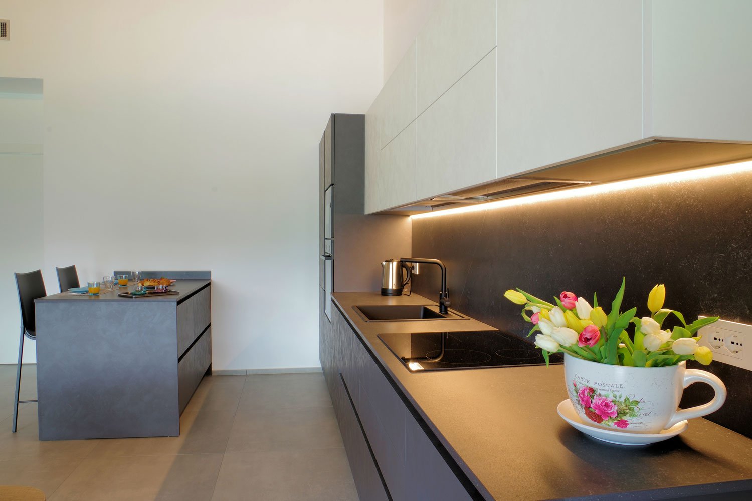 06-baia-blu-well-equipped-kitchen-bosch-lake-como-pool
